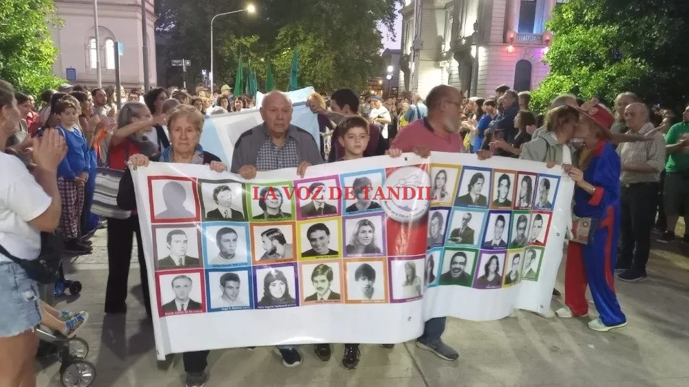 Multitudinaria marcha por el Día de la Memoria por las calles de Tandil